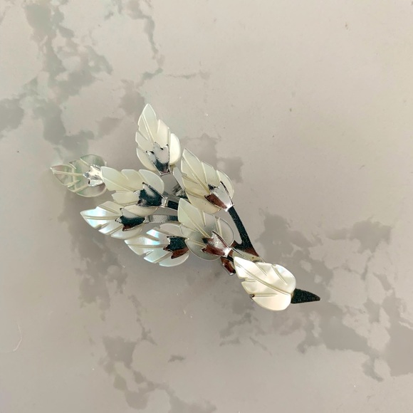 Mother of pearl branch brooch - Picture 1 of 3